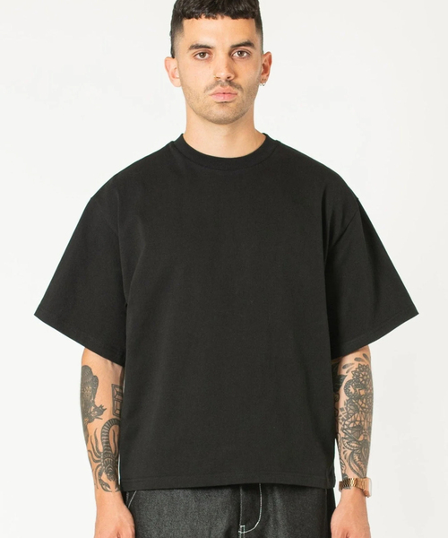 WISM(ウィズム)の「Estudio Niksen / エストゥディオ・ニクセン Signature Cropped Tee(Tシャツ/カットソー・メンズ・チャコールグレー/ホワイト/ブラック/ネイビー・1/2)」の1枚目の写真