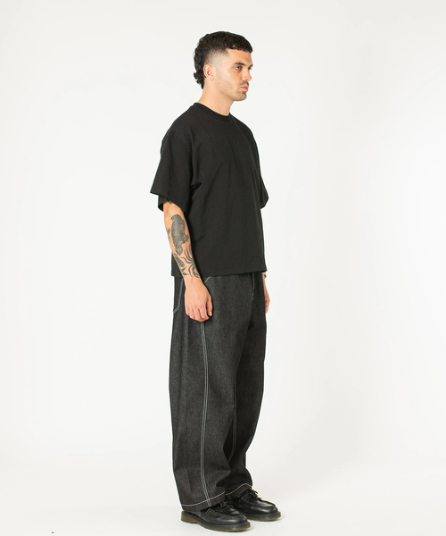 WISM(ウィズム)の「Estudio Niksen / エストゥディオ・ニクセン Signature Cropped Tee(Tシャツ/カットソー・メンズ・チャコールグレー/ホワイト/ブラック/ネイビー・1/2)」の8枚目の写真