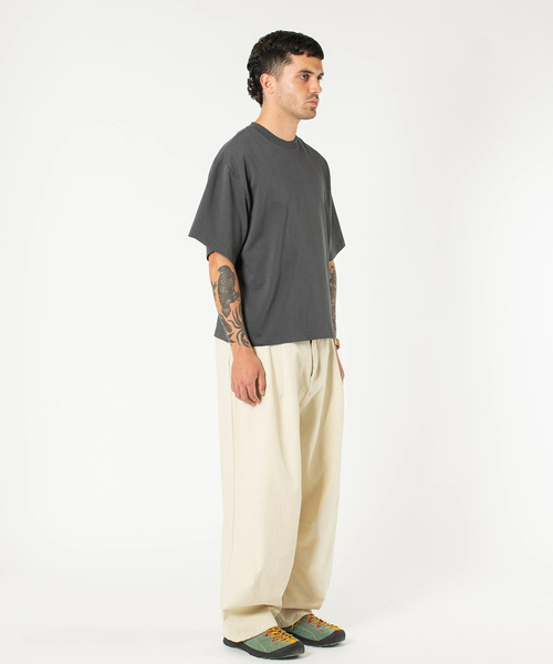WISM(ウィズム)の「Estudio Niksen / エストゥディオ・ニクセン Signature Cropped Tee(Tシャツ/カットソー・メンズ・チャコールグレー/ホワイト/ブラック/ネイビー・1/2)」の11枚目の写真