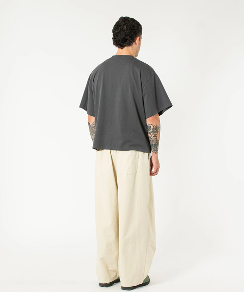 WISM(ウィズム)の「Estudio Niksen / エストゥディオ・ニクセン Signature Cropped Tee(Tシャツ/カットソー・メンズ・チャコールグレー/ホワイト/ブラック/ネイビー・1/2)」の12枚目の写真