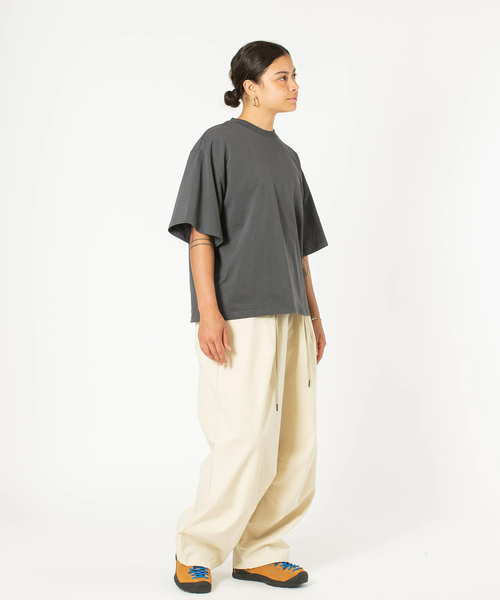 WISM(ウィズム)の「Estudio Niksen / エストゥディオ・ニクセン Signature Cropped Tee(Tシャツ/カットソー・メンズ・チャコールグレー/ホワイト/ブラック/ネイビー・1/2)」の13枚目の写真