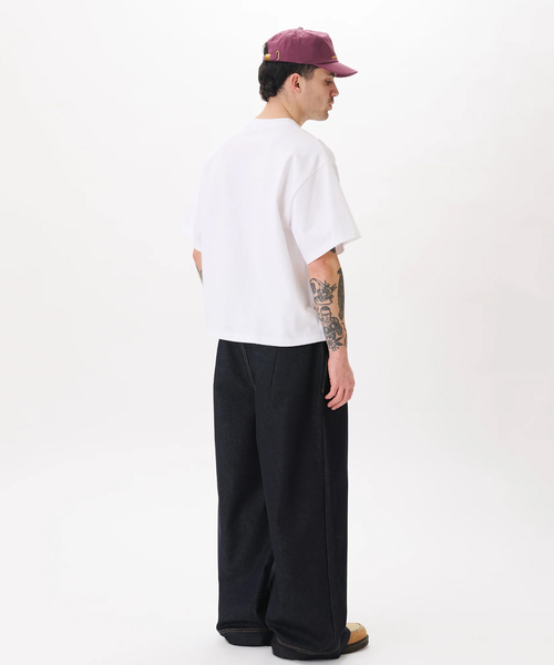 WISM(ウィズム)の「Estudio Niksen / エストゥディオ・ニクセン Signature Cropped Tee(Tシャツ/カットソー・メンズ・チャコールグレー/ホワイト/ブラック/ネイビー・1/2)」の15枚目の写真