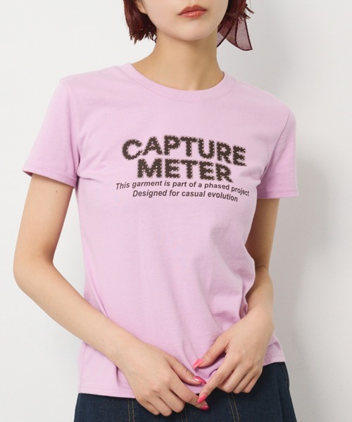 SLY(スライ)の「RHINESTONE FRONT LOGO TOPS ラインストーンフロントロゴトップス 夏服 秋服(Tシャツ/カットソー・レディース・ネイビー/オフホワイト/ライトピンク/ブラック・FREE)」の4枚目の写真