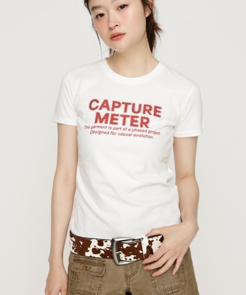 SLY(スライ)の「RHINESTONE FRONT LOGO TOPS ラインストーンフロントロゴトップス 夏服 秋服(Tシャツ/カットソー・レディース・ネイビー/オフホワイト/ライトピンク/ブラック・FREE)」の2枚目の写真