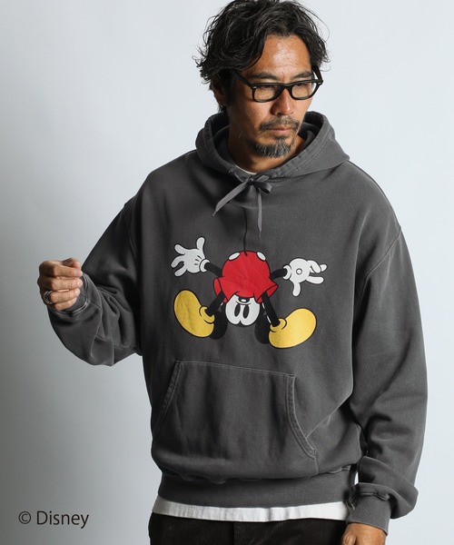 The DUFFER of ST.GEORGE（ザダファーオブセントジョージ）の「【WEB限定アイテム】＜Mickey Mouse＞ SWEAT HOODIE：<ミッキーマウス> スウェットフーディー（パーカー・メンズ・チャコールグレー/ネイビー/ベージュ・X-LARGE/LARGE/MEDIUM/SMALL）」の4枚目の写真
