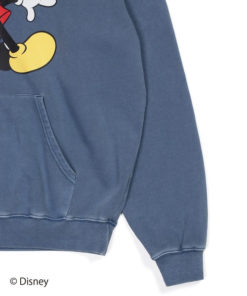 The DUFFER of ST.GEORGE（ザダファーオブセントジョージ）の「【WEB限定アイテム】＜Mickey Mouse＞ SWEAT HOODIE：<ミッキーマウス> スウェットフーディー（パーカー・メンズ・チャコールグレー/ネイビー/ベージュ・X-LARGE/LARGE/MEDIUM/SMALL）」の6枚目の写真