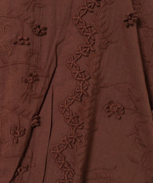 Bleu Bleuet(ブルーブルーエ)の「3D刺繍ギャザーブラウス(シャツ/ブラウス・レディース・ブラック/ブラウン/オフホワイト・FREE)」の5枚目の写真