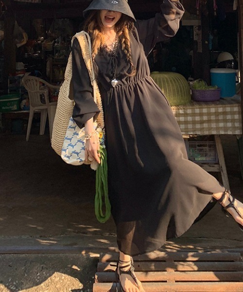 LUCPY(ラクピー)の「フリルVネックシフォンロングワンピース(ワンピース・レディース・ブラック・XX-LARGE/X-LARGE/LARGE/MEDIUM)」の2枚目の写真
