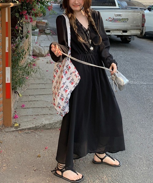 LUCPY(ラクピー)の「フリルVネックシフォンロングワンピース(ワンピース・レディース・ブラック・XX-LARGE/X-LARGE/LARGE/MEDIUM)」の3枚目の写真
