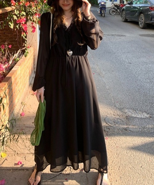 LUCPY(ラクピー)の「フリルVネックシフォンロングワンピース(ワンピース・レディース・ブラック・XX-LARGE/X-LARGE/LARGE/MEDIUM)」の4枚目の写真