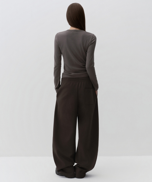 MUSINSA STANDARD WOMAN（ムシンサスタンダードウーマン）の「ウィメンズダブルニットカーブドスウェットパンツ[ダークブラウン]（スウェットパンツ・レディース・その他・MEDIUM/LARGE/X-SMALL/SMALL）」の3枚目の写真