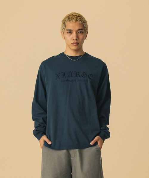 XLARGE(エクストララージ)の「PIGMENT DYED OLD ENGLISH L/S TEE(Tシャツ/カットソー・メンズ・ブラウン/ネイビー/ブラック・S/M/L/XL)」の8枚目の写真