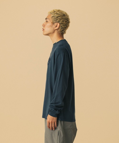 XLARGE(エクストララージ)の「PIGMENT DYED OLD ENGLISH L/S TEE(Tシャツ/カットソー・メンズ・ブラウン/ネイビー/ブラック・S/M/L/XL)」の9枚目の写真