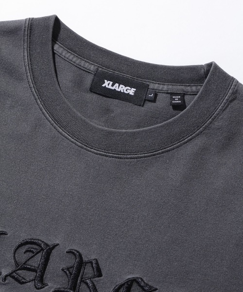 XLARGE(エクストララージ)の「PIGMENT DYED OLD ENGLISH L/S TEE(Tシャツ/カットソー・メンズ・ブラウン/ネイビー/ブラック・S/M/L/XL)」の6枚目の写真