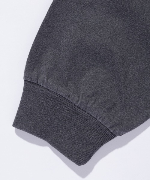 XLARGE(エクストララージ)の「PIGMENT DYED OLD ENGLISH L/S TEE(Tシャツ/カットソー・メンズ・ブラウン/ネイビー/ブラック・S/M/L/XL)」の7枚目の写真