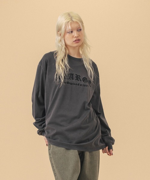 XLARGE(エクストララージ)の「PIGMENT DYED OLD ENGLISH L/S TEE(Tシャツ/カットソー・メンズ・ブラウン/ネイビー/ブラック・S/M/L/XL)」の12枚目の写真