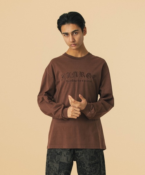 XLARGE(エクストララージ)の「PIGMENT DYED OLD ENGLISH L/S TEE(Tシャツ/カットソー・メンズ・ブラウン/ネイビー/ブラック・S/M/L/XL)」の14枚目の写真