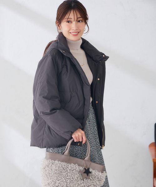a.v.v（アーヴェヴェ）の「【WEB限定】2WAY スタンドネック ショート ダウン ジャケット（ダウンジャケット/コート・レディース・カーキ/ブラウン/ダークグレー・38/36/42/40）」の17枚目の写真