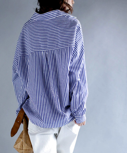 antiqua(アンティカ)の「デザインストライプ柄シャツ(シャツ/ブラウス・レディース・ブルー・M)」の3枚目の写真
