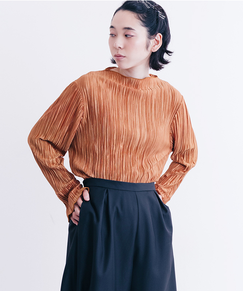 merlot plus(メルロープリュス)の「プリーツボートネックトップス1066(Tシャツ/カットソー・レディース・ベージュ/キャメル/ブラック/パープル/ピンク・FREE)」の4枚目の写真