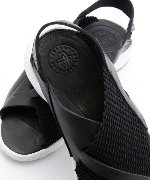 NIKE（ナイキ）の「NIKE/ハラチウルトラ（サンダル・レディース・ブラック・22.0cm/23/24.0cm/25.0cm）」の2枚目の写真