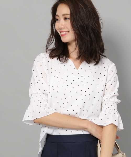 Andemiu(アンデミュウ)の「キーネックソデシャーブラウス800610(シャツ/ブラウス・レディース・オフホワイト/ブラック/ネイビー/ホワイト・MEDIUM/SMALL)」の2枚目の写真