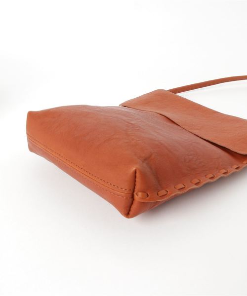 SLOW（スロウ）の「SLOW / スロウ　フラップネックポーチ FLAP NECK POUCH 〔horse pit〕（ショルダーバッグ・レディース・ブラック/キャメル/チョコ・FREE）」の4枚目の写真