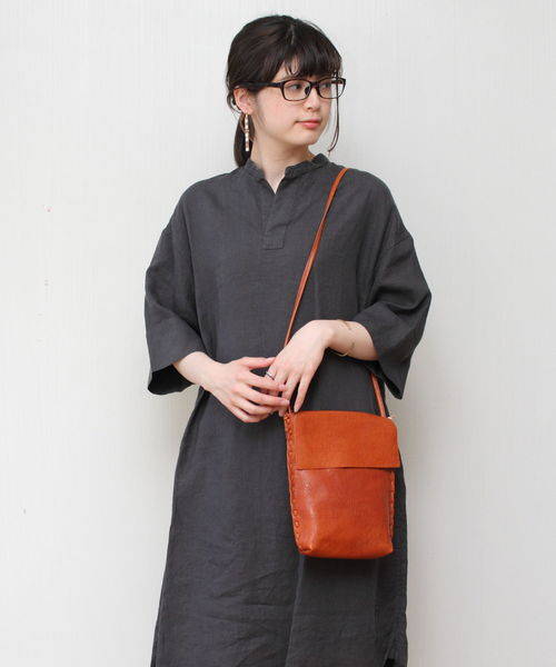 SLOW（スロウ）の「SLOW / スロウ　フラップネックポーチ FLAP NECK POUCH 〔horse pit〕（ショルダーバッグ・レディース・ブラック/キャメル/チョコ・FREE）」の7枚目の写真