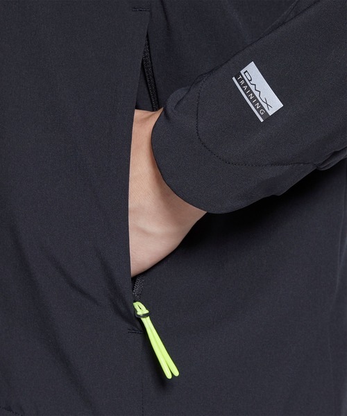 Reebok(リーボック)の「DMX DWR ウィンドブレーカー / DMX DWR Windbreaker(ナイロンジャケット・メンズ・ブラック×ブラック・SMALL/MEDIUM/LARGE/X-LARGE/XX-LARGE/XXX-LARGE)」の3枚目の写真