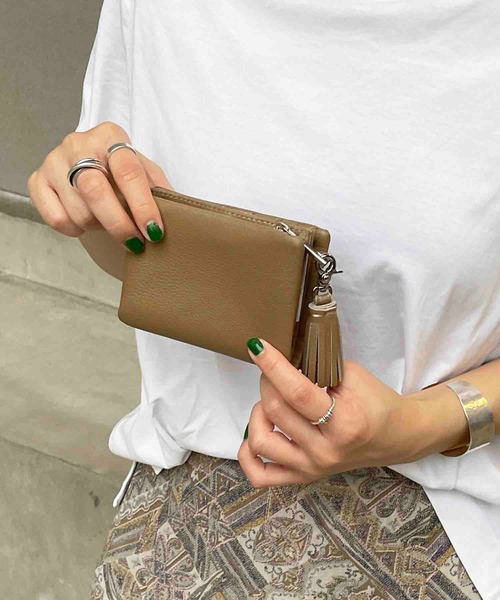 Beau're(ヴュレ)の「BEAURE ヴュレ カウレザー 二つ折り 財布(財布・レディース・スモークピンク/ホワイト/ゴールド/シルバー/ブルー系その他/サックスブルー/ブラック/グリーン/ライトイエロー/ベージュ/レンガ/ラベンダー/ダークグリーン/キャメル/カーキブラウン/オリーブ/オレンジ・FREE/SMALL)」の4枚目の写真