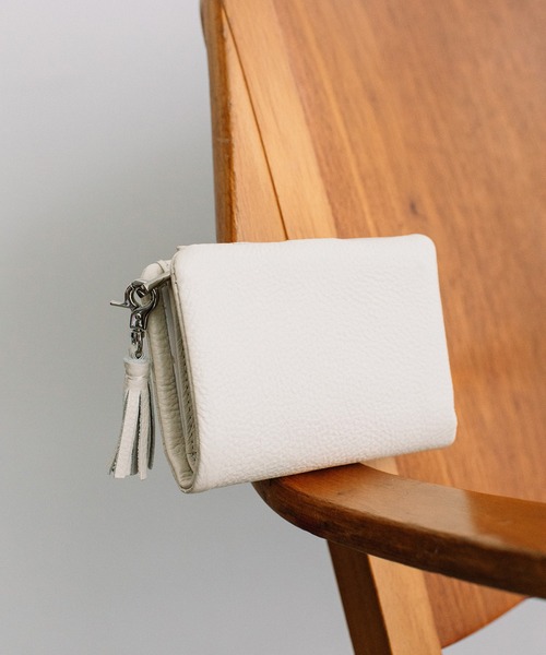 Beau're(ヴュレ)の「BEAURE ヴュレ カウレザー 二つ折り 財布(財布・レディース・スモークピンク/ホワイト/ゴールド/シルバー/ブルー系その他/サックスブルー/ブラック/グリーン/ライトイエロー/ベージュ/レンガ/ラベンダー/ダークグリーン/キャメル/カーキブラウン/オリーブ/オレンジ・FREE/SMALL)」の1枚目の写真