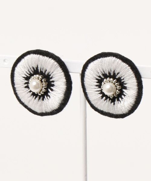 tone(トーン)の「【antant】マルっぽいビーズ刺繍(MA)(ピアス(両耳用)・レディース・ホワイト/ブラック/グリーン/ブラウン系その他・FREE)」の2枚目の写真