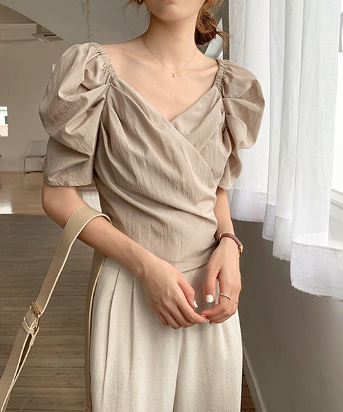Lea sienna(リーシェンナ)の「バルーンスリーブのフロントクロストップス(Tシャツ/カットソー・レディース・ホワイト/ベージュ・S/M/L)」の2枚目の写真