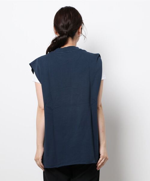 SPINNS（スピンズ）の「【ゆるシルエット】カレッジロゴ ノースリーブスウェットベスト（ベスト・レディース・スミクロ/ネイビー/ダークグリーン・ONESIZE）」の5枚目の写真