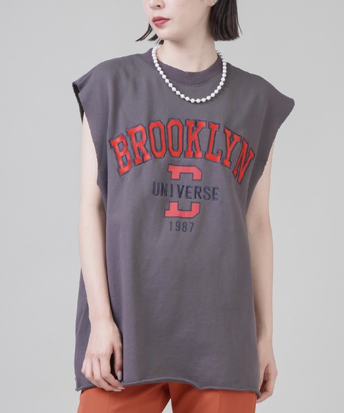 SPINNS（スピンズ）の「【ゆるシルエット】カレッジロゴ ノースリーブスウェットベスト（ベスト・レディース・スミクロ/ネイビー/ダークグリーン・ONESIZE）」の7枚目の写真