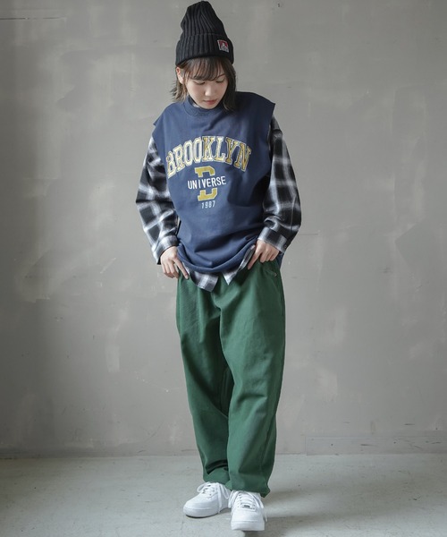 SPINNS（スピンズ）の「【ゆるシルエット】カレッジロゴ ノースリーブスウェットベスト（ベスト・レディース・スミクロ/ネイビー/ダークグリーン・ONESIZE）」の22枚目の写真