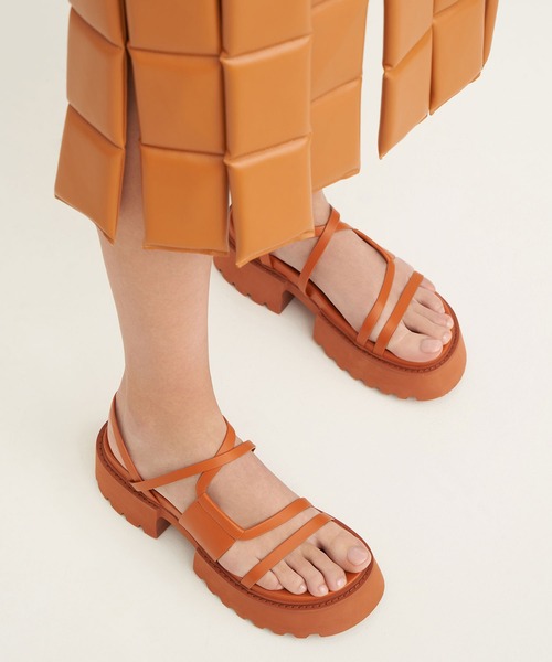 CHARLES & KEITH（チャールズ & キース）の「【販売終了】ナディン ストラッピープラットフォームサンダル / Nadine Strappy Platform Sandals（サンダル・レディース・ホワイト/ブラック/オレンジ/ブルー・22.5cm/23cm/23.5cm/24.5cm/25cm/25.5cm）」の9枚目の写真