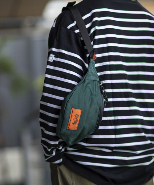 UNIVERSAL OVERALL(ユニバーサルオーバーオール)の「【UNIVERSAL OVERALL / ユニバーサル オーバーオール】 waist bag S(ショルダーバッグ・メンズ・ブラック/グリーン/ブルー系その他/キャメル・FREE)」の3枚目の写真