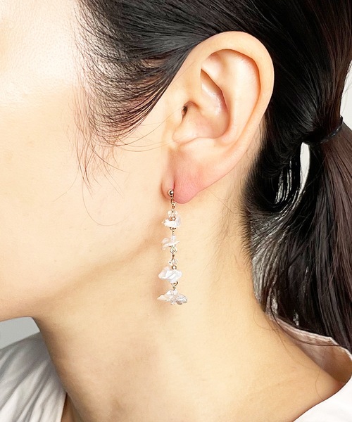 Zoule（ゾーラ）の「Zouleゾーラ ：natural pearl station ピアス　淡水パール ステーションピアス（ピアス（両耳用）・レディース・ホワイト/ベージュ・FREE）」の4枚目の写真