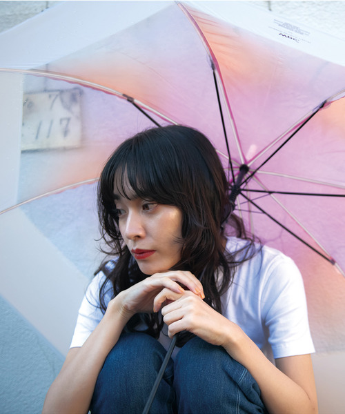 Wpc.(ダブリュピーシー)の「Wpc./ダブリュピーシー 雨傘 ビニール傘 切り継ぎグラデーション PT-034(長傘・レディース・グリーン・60cm)」の17枚目の写真