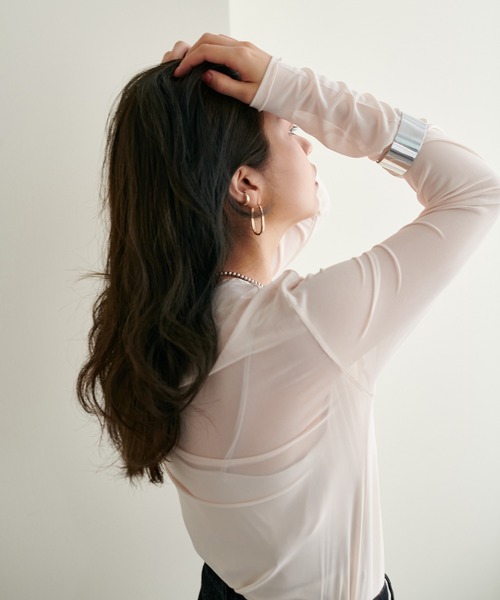 natural couture（ナチュラルクチュール）の「【大人ナチュ】シアーチュールトップス＋サテンキャミセット（アンサンブル・レディース・グレイッシュベージュ/グリーン/オレンジ/オフホワイト・FREE）」の2枚目の写真