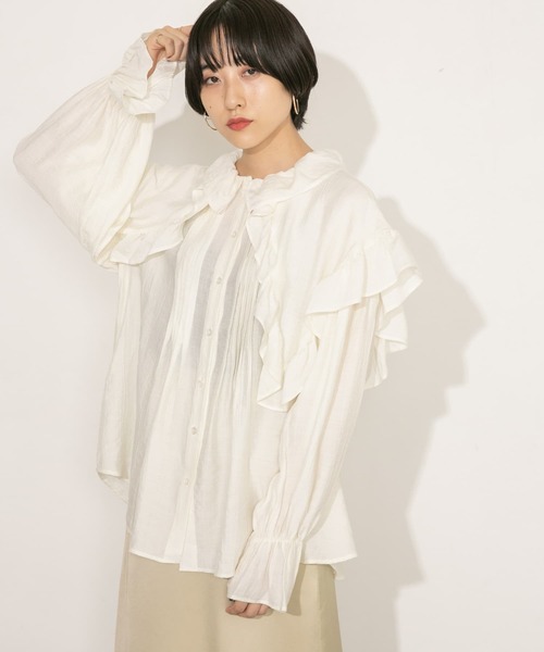 KBF(ケイビーエフ)の「フリルディティールブラウス(シャツ/ブラウス・レディース・ブラック/ベージュ/オフホワイト・ONE)」の4枚目の写真