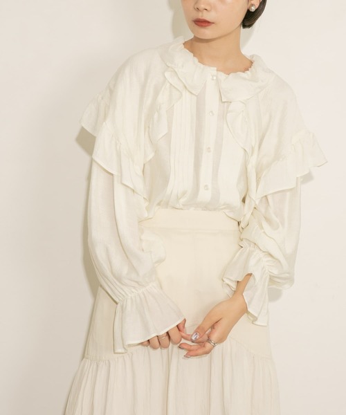 KBF(ケイビーエフ)の「フリルディティールブラウス(シャツ/ブラウス・レディース・ブラック/ベージュ/オフホワイト・ONE)」の5枚目の写真