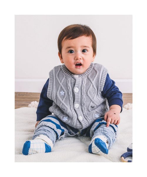 SLAP SLIP BABY（スラップスリップベビー）の「SLAPSLIPBABY/ケーブル編み星木馬刺繍裏ボアニットベストベビー(70~80cm)（ベスト・キッズ・グレー/オフホワイト・ONESIZE）」の2枚目の写真