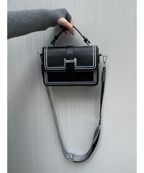 ENVYM（アンビー）の「ステッチスクエアＢａｇ（ショルダーバッグ・レディース・ブラック/アイボリー・FREE）」の8枚目の写真