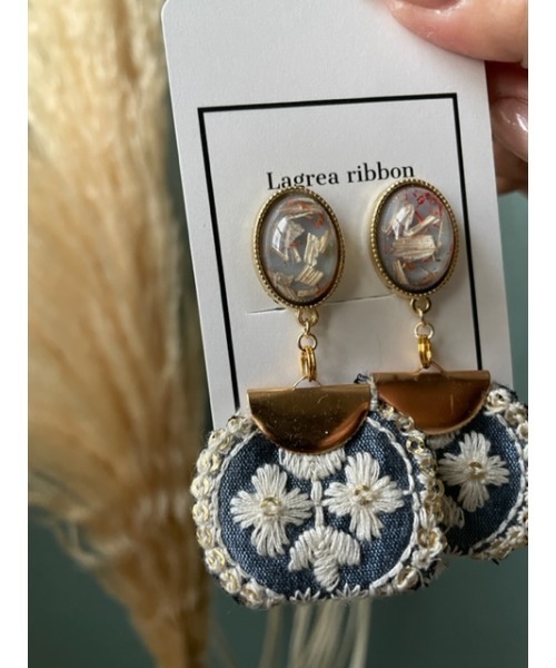【Lagrea ribbon】ナチュラル刺繍とドライフラワーのイヤリングライトブルー(MA)（イヤリング）｜tone（トーン）