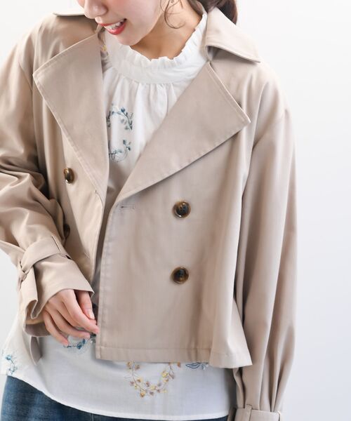 rps（アールピーエス）の「ＢＡＣＫプリーツショートトレンチコート（トレンチコート・レディース・アイボリー/ベージュ/グリーン・フリー）」の3枚目の写真