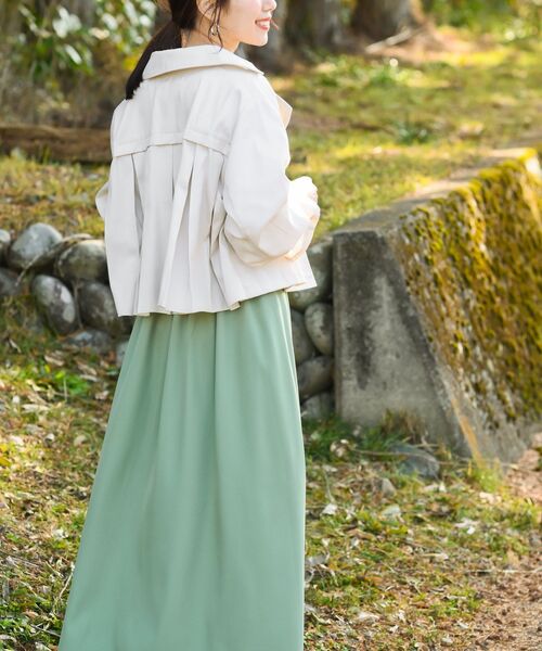 rps（アールピーエス）の「ＢＡＣＫプリーツショートトレンチコート（トレンチコート・レディース・アイボリー/ベージュ/グリーン・フリー）」の22枚目の写真