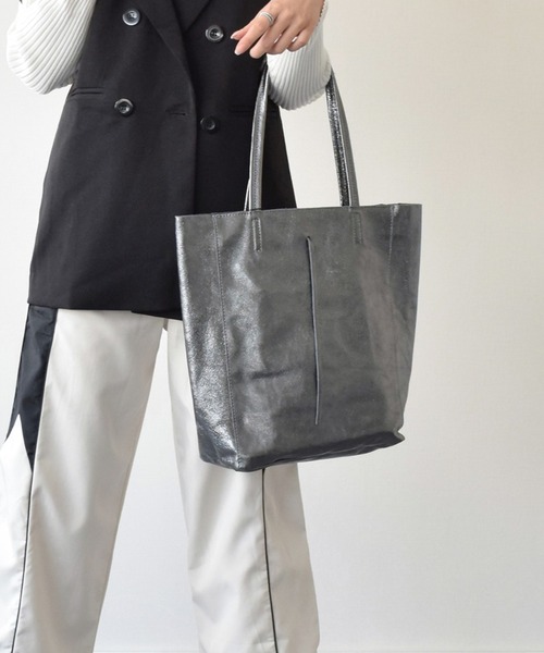 andrea cardone(アンドレアカルドネ)の「【ANDREA CARDONE】メタリックレザートートバッグ(Q36601)(トートバッグ・レディース・シルバー/グレー/ブルー/ブラック/グリーン・ALL)」の2枚目の写真