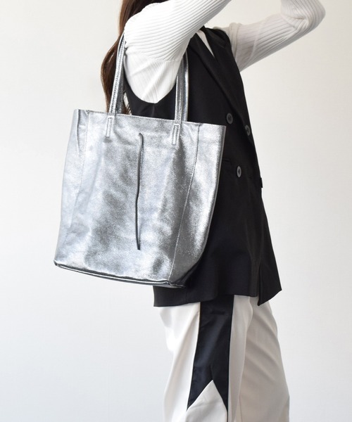 andrea cardone(アンドレアカルドネ)の「【ANDREA CARDONE】メタリックレザートートバッグ(Q36601)(トートバッグ・レディース・シルバー/グレー/ブルー/ブラック/グリーン・ALL)」の12枚目の写真